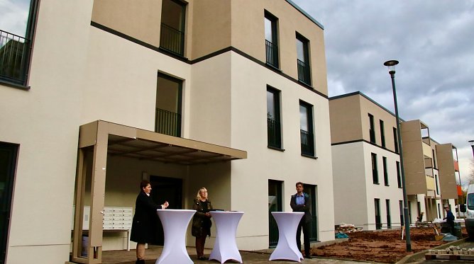 So gut wie fertig: nach 11 Monaten Bauzeit begr&uuml;&szlig;te die SWG heute die ersten neuen Mieter an der Gumpe (Foto: agl)