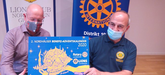 Ein Kalender  f&uuml;r einen guten Zweck. Das Anliegen der Advent-Kalender-Aktion des Rotaryclubs und des Lionsclubs Nordhausen erl&auml;uterten die Akteure heute Nachmittag in der Stadtbibliothek. Im Bild Michael Goerk vom Lionsclub (links) und Gunnar Haase vom Rotaryclub. (Foto: Kurt Frank)