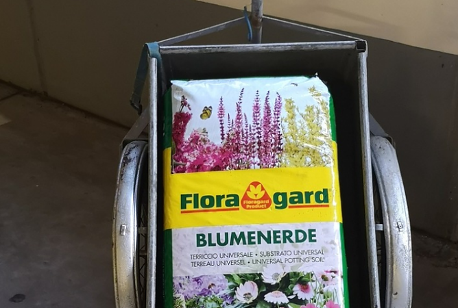 Wem gehört dieser Anhänger mit Blumenerde? (Foto: Landespolizeiinspektion Nordhausen) Wem gehört dieser Anhänger mit Blumenerde? (Foto: Landespolizeiinspektion Nordhausen)