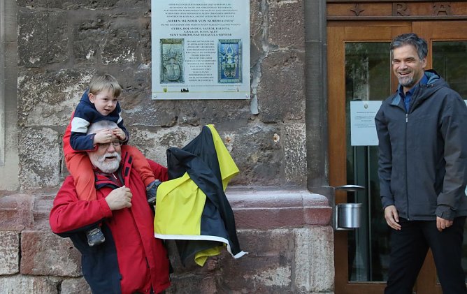 Bei der Enth&uuml;llung gab es tatkr&auml;ftige Unterst&uuml;tzung vom Nachwuchs (Foto: agl)