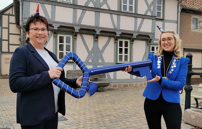 G&ouml;rsbachs B&uuml;rgermeisterin Angela Simmen &uuml;brgibt den Schl&uuml;ssel an die Pr&auml;sidentin des G&ouml;rsbacher Karnevalvereins, Mandy Henning (Foto: D.Steinecke)