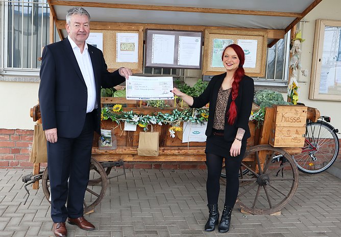 Michael Seifert und Sarah Schnause bei der Scheck&uuml;bergabe (Foto: &copy; SCHACHTBAU Gruppe / Linda Erbsmehl)