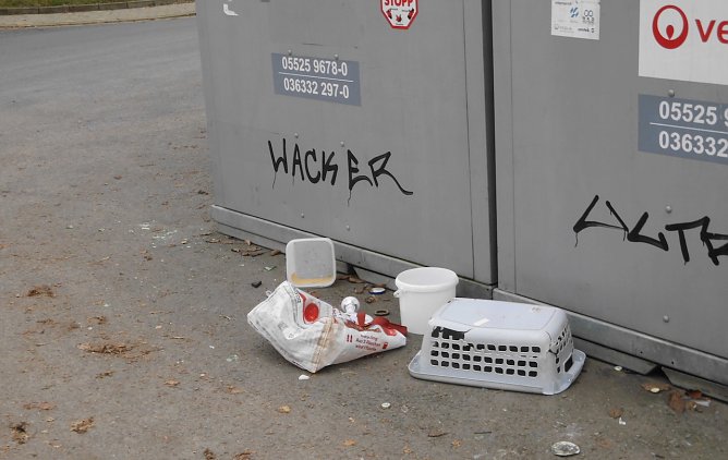 Müll an den Containern beklagt unser Leser Manfred Kappler (Foto: M.Kappler) Müll an den Containern beklagt unser Leser Manfred Kappler (Foto: M.Kappler)