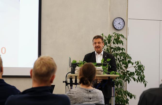 Innungschef J&ouml;rg Peters betonte bei seiner Rede wie froh er sei, dass der Wettbewerb, wenn auch in ganz anderer Form als sonst, stattfinden konnte.  (Foto: Susanne Schedwill)