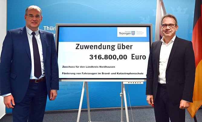 Der Th&uuml;ringer Innenminister Georg Maier hat heute Landrat Matthias Jendricke die F&ouml;rdermittelbescheide f&uuml;r vier weitere Feuerwehrfahrzeuge f&uuml;r den Landkreis Nordhausen &uuml;bergeben (Foto: Carsten Ludwig)