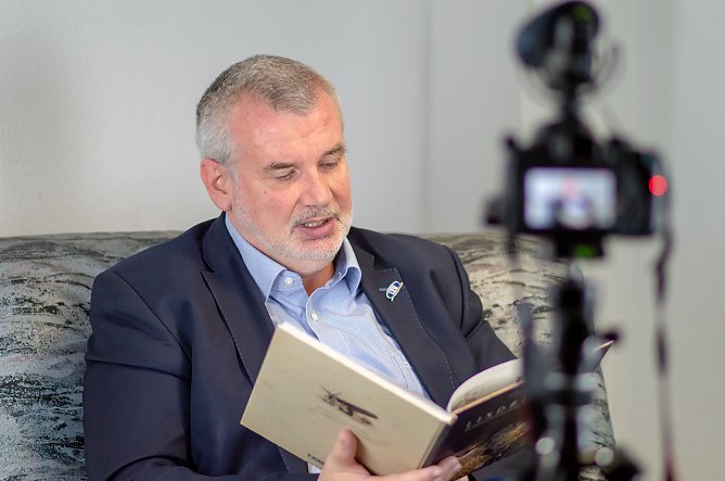 Vorlesetag digital - Stefan N&uuml;&szlig;le vor der Kamera (Foto: Christian Schelauske)