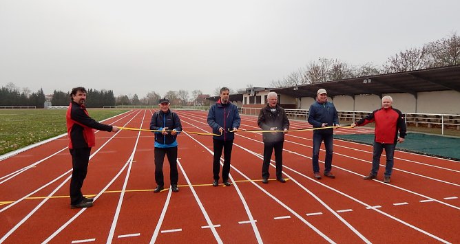 Zur &Uuml;bergabe lobten Sportler und Verwaltung noch einmal ausdr&uuml;cklich die gute Zusammenarbeit (Foto: agl)