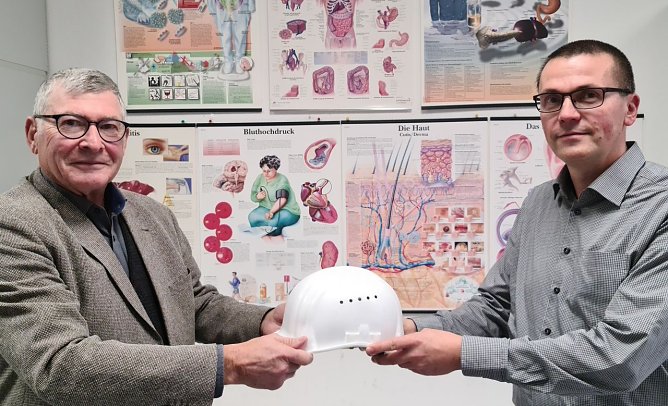 Dr. med. Helmut Ursin und sein Nachfolger, Herrn Markus Pietsch (Foto: S&uuml;dharz Klinikum Nordhausen)