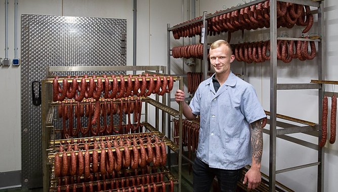 Fleischermeister Sascha Dauer im Reiferaum. (Foto: privat)