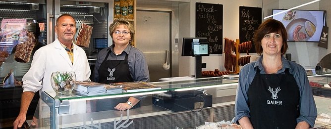 Silvia Agte und Bettina Gliesing im Verkaufsraum der Bauer Fleischspezialit&auml;ten. Links im Bild ihr Chef Dieter G&ouml;bel, Gesch&auml;ftsf&uuml;hrer der Wippertaler Agrar GmbH. (Foto: privat)