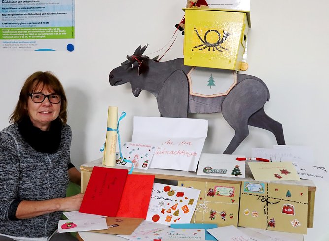 Die Leiterin der Stadtinformation, Birgit Adam, beim t&auml;glichen Leeren des Briefkastens (Foto: &copy;Stadtverwaltung Nordhausen)