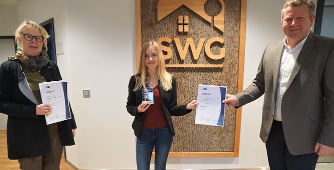 SWG-Chefin Inge Klaan (links) erhielt von Christian B&ouml;duel die Urkunde als hervorragender Ausbildungsbetrieb. Natalie Schambach wurde als beste Auszubildende in ihrem Beruf ausgezeichnet.  (Foto: SWG Nordhausen/Susanne Schedwill )