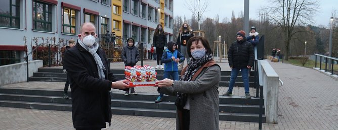 Die Sch&uuml;ler von Schulleiterin Carola B&ouml;ck (rechts) konnten sich heute gleich zwei mal freuen: ihr neu gestalteter Schulhof wurde frei gegeben und Landrat Jendricke (links) hatte zur Feier des Tages Schoko-Weihnachtsm&auml;nner f&uuml;r Lehrer und Sch&uuml;ler mitgebracht  (Foto: agl)