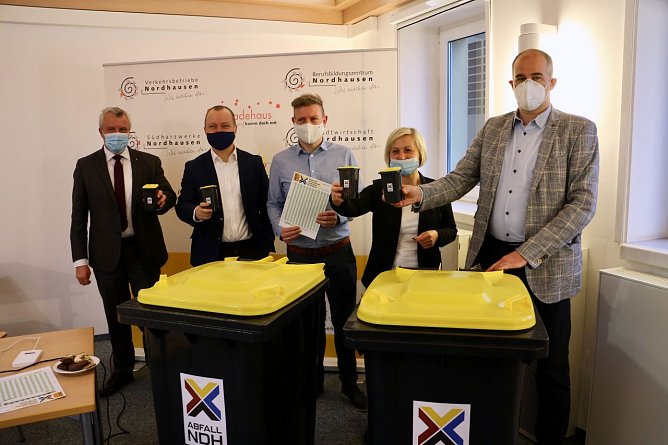 v.l.: Stadtwerke-Chef Olaf Salomon, Gesch&auml;ftsf&uuml;hrer Thomas Mund, Designer Steffen Mund, Kathrin Materlik aus dem Fachgebiet Abfallwirtschaft des Landratsamtes und Landrat Matthias Jendricke (Foto: agl)
