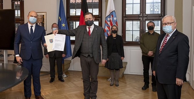 F&ouml;rderbescheid &uuml;bergeben (Foto: TSL/Jacob Schr&ouml;ter)