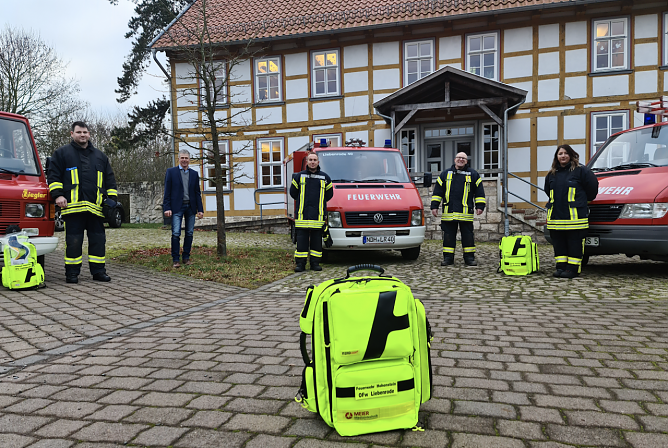v.l.: Robert Sauer (FFW Limlingerode), Andreas Gerbothe (B&uuml;rgermeister), Jens Rothensee (FFW Liebenrode), Thomas Evers (Ortsbrandmeister) und Michelle Paulmann (FFW Branderode).  (Foto: Gemeinde Hohenstein)