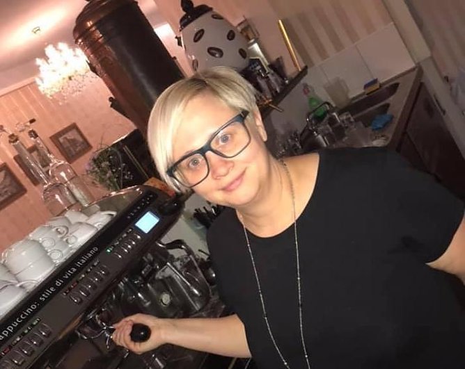 Die Gastronomin Jeanette Gnad in ihrem Caf&eacute; Sahne (Foto: privat)