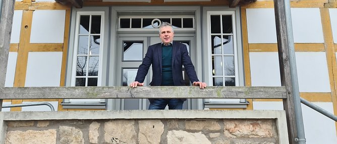 Andreas Gerbothe vor der Gemeindeverwaltung in Klettenberg (Foto: nnz)