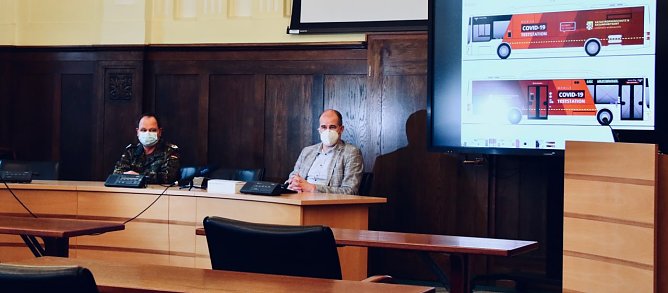 v.l.: Oberstleutnant der Reserve, Markus Zech und Landrat Matthias Jendricke heute Mittag im Plenarsaal des Landratsamtes (Foto: agl)