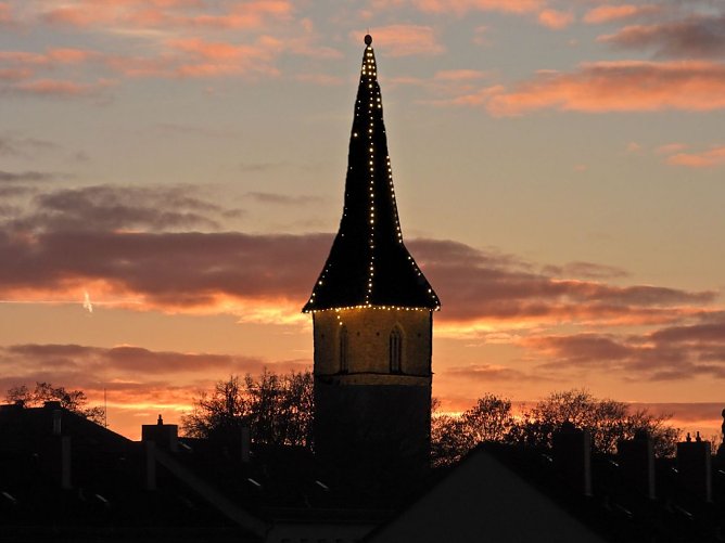 Der Petriturm im Abendrot (Foto: Peter Blei)