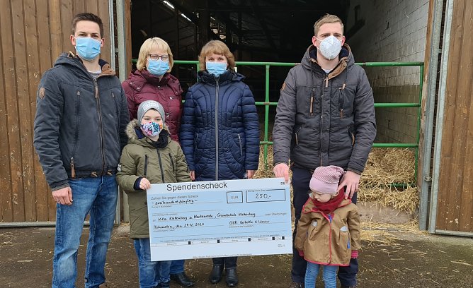 Von links: Marcus Gerbothe, Jana Selig (Hortkoordinatorin), Carola Gr&uuml;tzner-Radke (Schulleiterin) und Alexander Wiesner sowie die beiden Kinder Niklas und Ida (Foto: nnz)