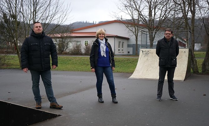 Ortschaftsb&uuml;rgermeisterin Petra Gerlach konnte sich jetzt bei Armin Sch&auml;fer (rechts) und Stefan B&ouml;ttcher f&uuml;r die Reparatur der Skateanlage in Ilfeld bedanken. (Foto: Susanne Schedwill)