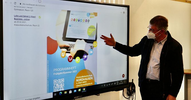 VHS-Leiter Gerhard Tölle erläutert das neue Semesterprogramm (Foto: agl) VHS-Leiter Gerhard Tölle erläutert das neue Semesterprogramm (Foto: agl)