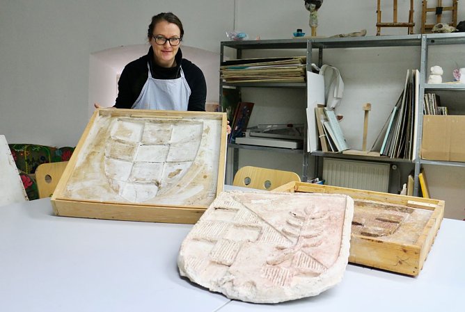 Corinna Kr&uuml;gel zeigt die neuen Matrizen f&uuml;r die Hohnsteiner Wappen (Foto: agl)