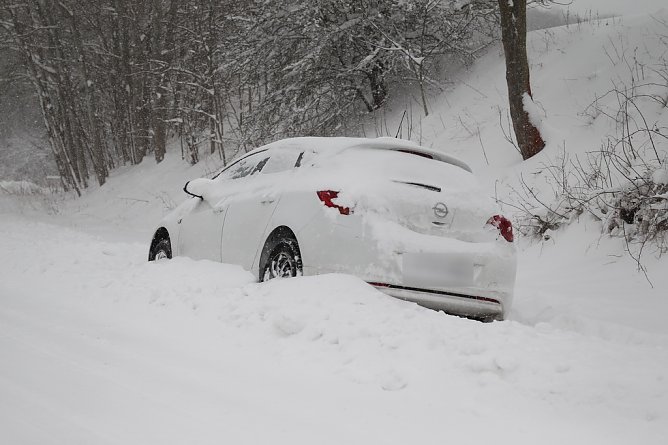 Wei&szlig;er Wagen im Stra&szlig;engraben (Foto: S.Dietzel)