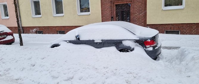 Stra&szlig;e freigeschoben, Fahrzeuge zugeschoben. Winter 2021 (Foto: privat)