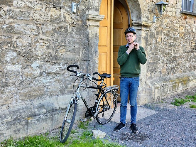 Kantor Michael Kremzow in Niedergebra bei Bach & Bikes 2018 - die Orgelradtour im Kirchenkreis (Foto: Evangelischer Kirchenkreis S&uuml;dharz)