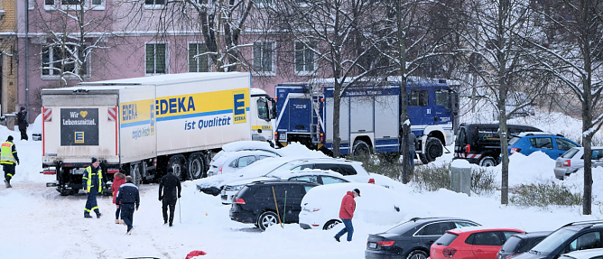 Das THW befreite heute auf dem Bebel-Platz einen festgefahrenen Lkw (Foto: Peter Blei)