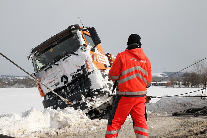 Schneepflug geborgen (Foto: S. Dietzel) Schneepflug geborgen (Foto: S. Dietzel)