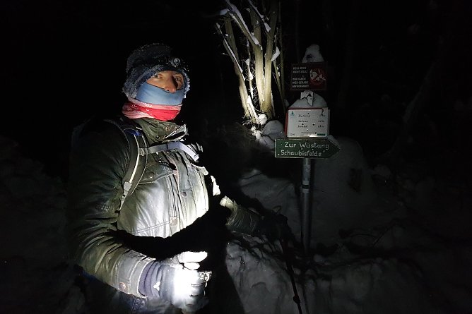 Lutz Hollerbuhl nach rund 60 Kilometern und eisigen Temperaturen im Wald vor Hergisdorf (Foto: B.Schwarzberg)