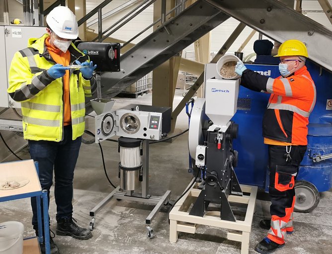 Probenaufbereitung Projekt Recycling: links Kevin Kern (Laborleiter) rechts Maik Ehrich stellvertretender Laborleiter (Foto: Knauf)