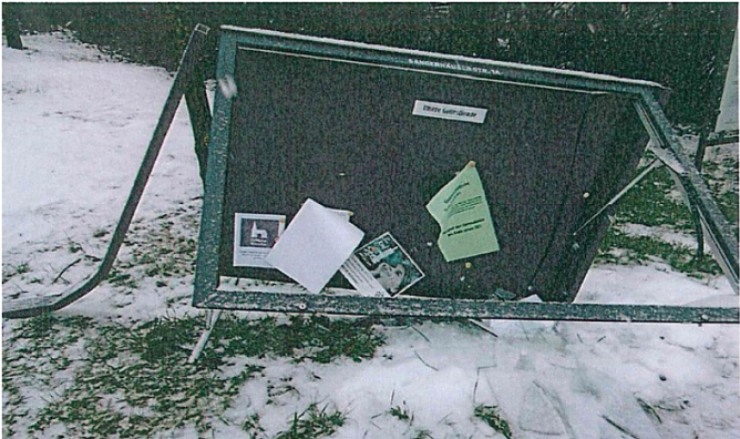 Zerst&ouml;rter Schaukasten (Foto: Landespolizeiinspektion Nordhausen)