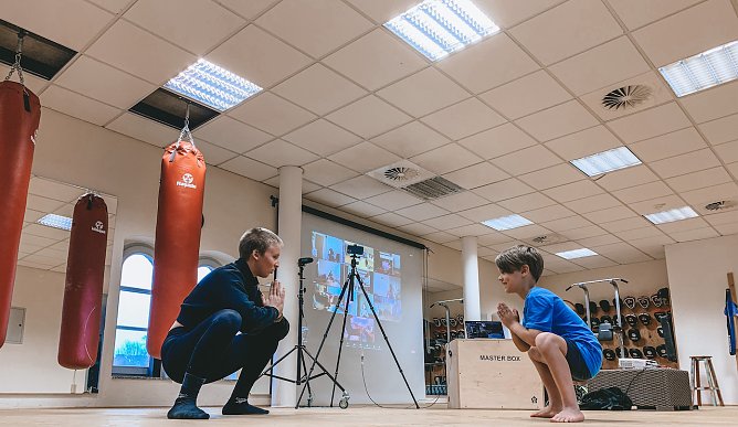 Training vor der Videowand mit zugeschalteten Teilnehmern (Foto: T.Rödiger) Training vor der Videowand mit zugeschalteten Teilnehmern (Foto: T.Rödiger)