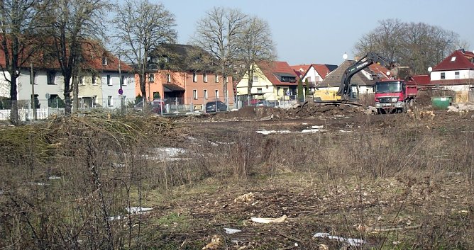 Von Betonplatten und Wildwuchs befreit, soll sich diese Fl&auml;che mit dem Bau von Wohnungen schlie&szlig;en. (Foto: Kurt Frank)