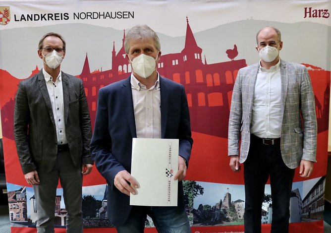 Andreas Gerbothe, Matthias Jendricke und dem Leiter der Kommunalaufsicht Holger Lorek (Foto: Pressestelle Landratsamt Nordhausen)