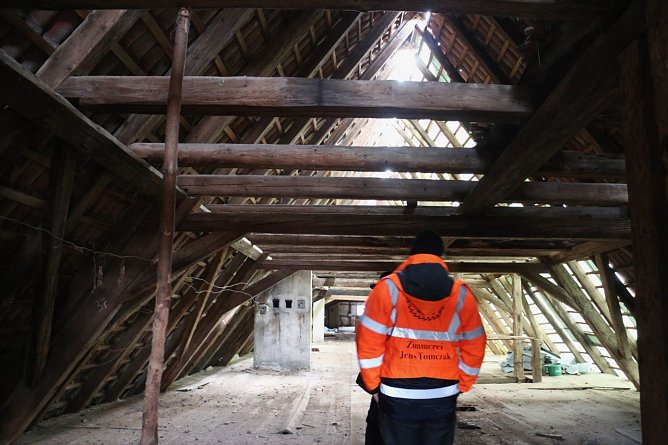 Mit der eindrucksvollen Dachkonstruktion wird man noch eine Weile zu tun haben (Foto: agl)