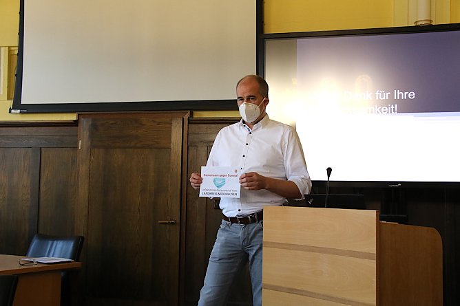 Landrat Jendricke mit den Umschl&auml;gen, die f&uuml;r Verwirrung sorgten (Foto: oas)