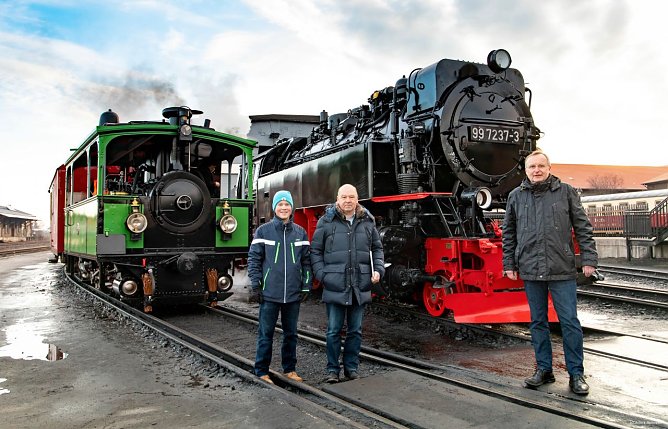 Foto 1 (HSB/Heide Baumg&auml;rtner): Faszinierender Gr&ouml;&szlig;envergleich: Die kleine Dampflok Laura von der Chiemsee-Bahn begegnete in der Einsatzstelle Wernigerode einer 61 Tonnen schweren und 700 PS starken Brockenlok der HSB. Michael Fe&szlig;ler, Gesch&auml;ftsf&uuml;hrer der Chiemsee-Schifffahrt Ludwig Fe&szlig;ler KG, sein Sohn Martin Fe&szlig;ler und HSB-Gesch&auml;ftsf&uuml;hrer Matthias Wagener waren bei diesem besonderen Anlass vo (Foto: Heide Baumg&auml;rtner/HSB)