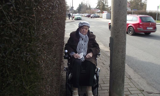 W&auml;re der Rollstuhl etwas breiter, bliebe die Seniorin zwischen Zaun und Masten eingeklemmt. (Foto: Kurt Frank)