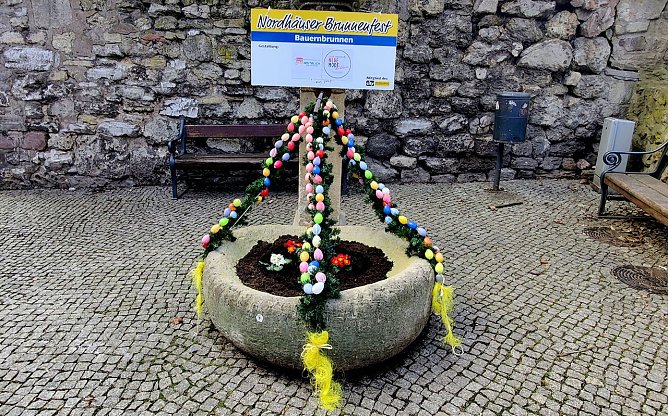 Geschm&uuml;ckter Brunnen in der Altstadt (Foto: P.Blei)