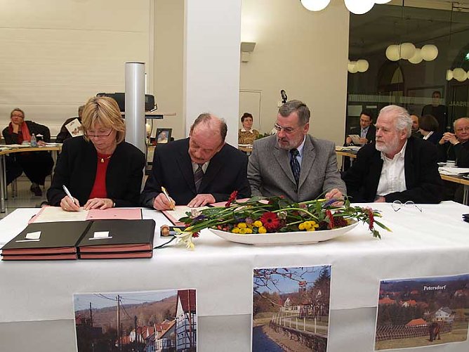 Partner bei der Unterzeichnung (Foto: nnz)