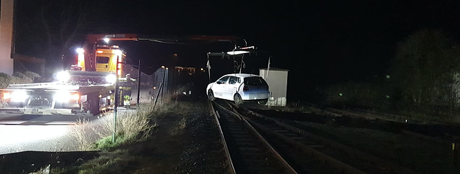 Ein verungl&uuml;ckter VW musste in der Nacht aus dem Gleisbett geborgen werden (Foto: Silvio Dietzel)