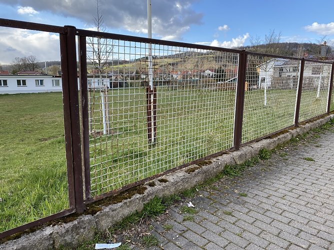 Sanierungsbedürftig: Zaun am Festplatz (Foto: Sandra Witzel) Sanierungsbedürftig: Zaun am Festplatz (Foto: Sandra Witzel)