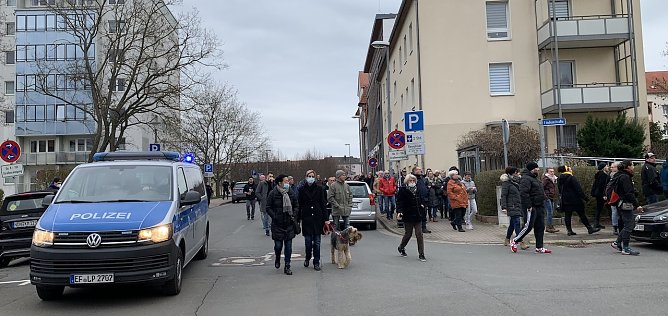 Die Spazierg&auml;nger gingen heute &uuml;berraschend auch durch  die Lindenstra&szlig;e (Foto: oas)