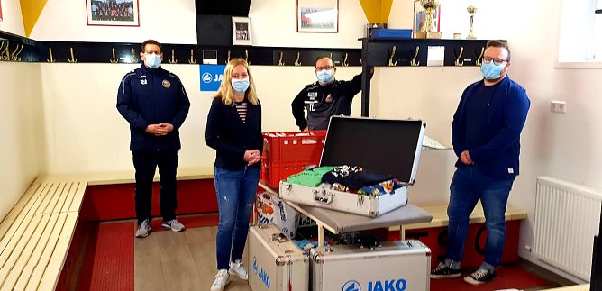 Jeanette Gedecke im Kreise der Krimdeöder Vereinsverantwortlichen (Foto: R.Fullmann) Jeanette Gedecke im Kreise der Krimdeöder Vereinsverantwortlichen (Foto: R.Fullmann)