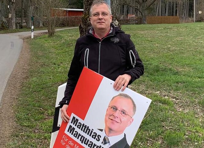 Matthias Marquardt legt selbst Hand an im Wahlkampf (Foto: DIE LINKE NDH)